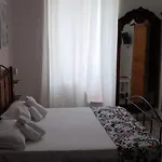In The Center Guesthouse
